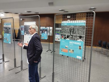 Patrick Umhauer présentant l'exposition aux élèves du lycée Saint Louis