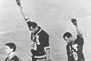 Peter Norman, Tommie Smith et John Carlos, Mexico 1968, une image devenue iconique. (DR)