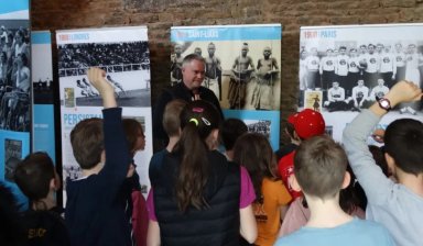 Les élèves devant l'exposition.