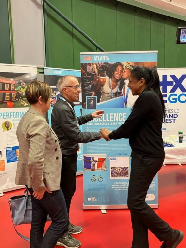 Marie-José Pérec devant son panneau (Atlanta 1992) lors de la présentation de l’exposition « Histoire, Sport & Citoyenneté »