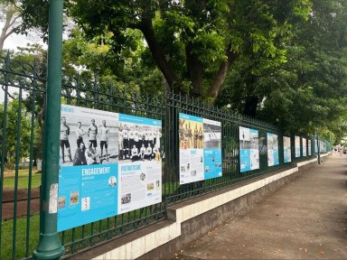 Exposition au format extérieur installé sur les grilles du Jardin d'Etat 